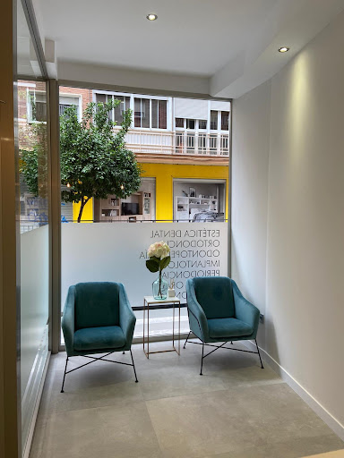 Dra Teresa Palomares | Clínica odontológica estética avanzada — SALUD en Granada